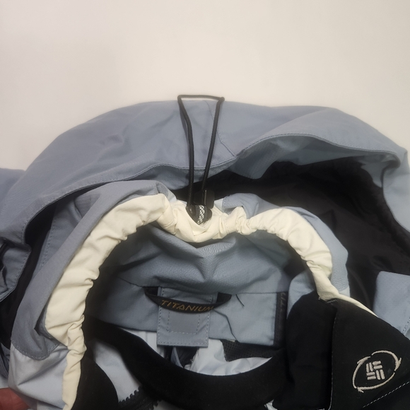 💥COLUMBIA TITANIUM WOMEN’S SMALL OMNI-TECH HOODED JACKET – MUST HAVE! - Picture 4 of 16
